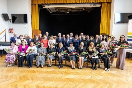 Foto: Pedagogové převzali ocenění za svou dosavadní činnost