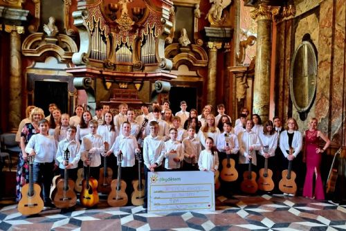 Foto: Pět desítek mladých kytaristů ze dvou krajů pomáhalo hudbou