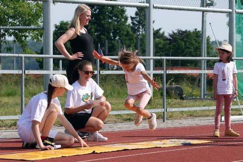 Foto: Pět set předškoláků sportovalo ve Skvrňanech, dohlížel Roman Šebrle