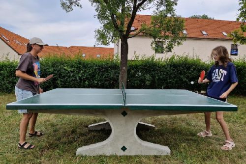 Foto: Pingpongový stůl, hřiště. Čtyřka pracuje na dalším přání z participativního rozpočtu 
