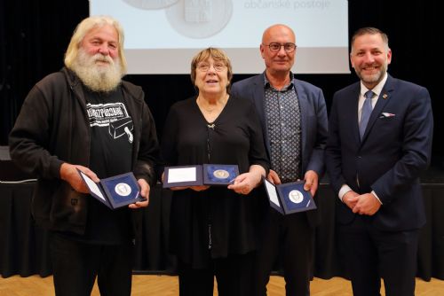 Foto: Plakety hejtmana za odvážné občanské postoje obdržely tři osobnosti