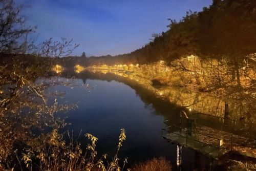 Foto: Nové osvětlení na hrázi Boleváku zajistí větší bezpečnost