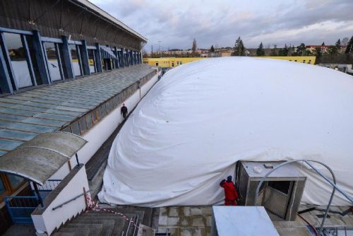 Foto: Plzeň instaluje nafukovací halu nad venkovním bazénem na Slovanech