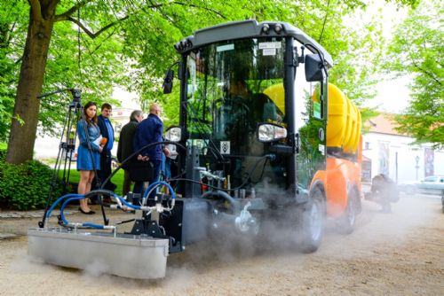 Foto: Plzeň koupila unikátní stroj na hubení plevele, údržbu mobiliáře i čištění graffiti