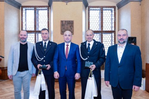 Foto: Plzeň ocenila policisty, záchranáře a hasiče. Zachránili životy