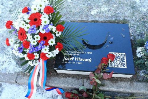 Foto: Plzeň odhalila pamětní desku J. Hlavatému. Upálil se na protest proti vstupu vojsk