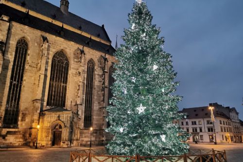 Foto: Z Plzně mizí vánoční výzdoba, odstrojení stromu začne v pondělí