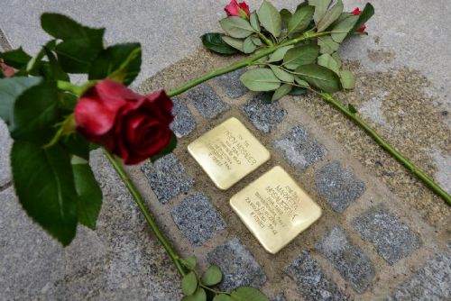 Foto: Plzeň opět vzpomněla na oběti holokaustu. Položila kameny zmizelých