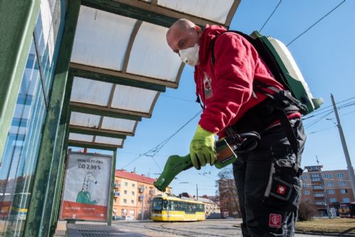 Foto: Plzeň plošně dezinfikuje vnější veřejné prostory 