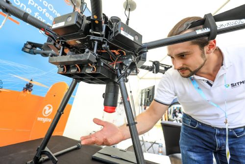 Foto: Plzeň připravuje další ročník Dronfestu, unikátní show se odehraje v květnu