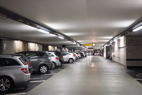 Foto: Plzeň staví osmipatrový parkovací dům Světovar