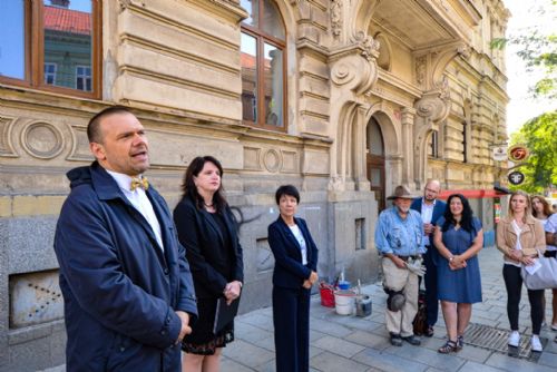 Foto: Plzeň uctila památku obětí holocaustu položením kamenů zmizelých  