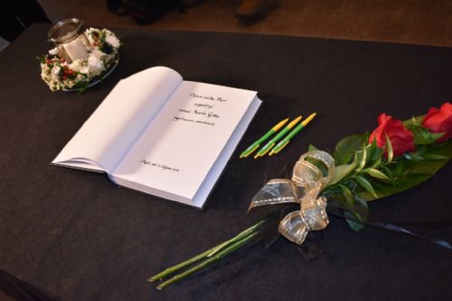 Foto: Město Plzeň posílá Gottovi dvě kytice, v pátek uzavře kondolenční místnost