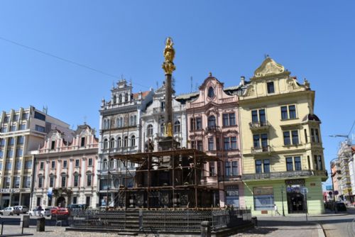 Foto: Plzeň začala s opravou Mariánského sloupu na náměstí