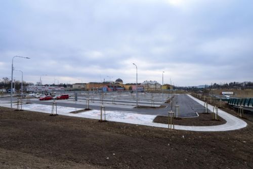 Foto: Plzeň zlevní ceny za parkoviště P+R, tedy na Borech a náměstí Emila Škody