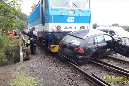 Foto: Plzeňské ČSAD bleskově zajistilo náhradní dopravu při havárii vlaku ve Švihově