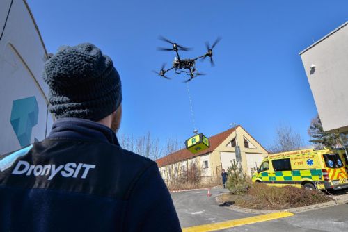 Foto: Plzeňské drony jako první v ČR testují transport zdravotnického materiálu