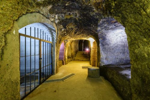 Foto: Plzeňské historické podzemí nabízí speciální prohlídky za svitu baterek