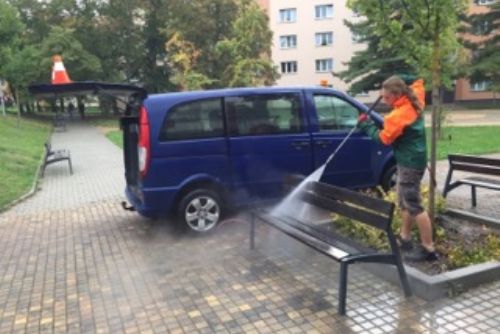 Foto: Plzeňský centrální obvod dezinfikuje i lavičky