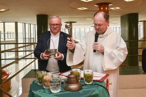 Foto: Vikář požehnal velikonoční várce piva pro papeže