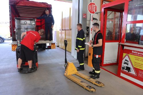 Foto: Plzeňský kraj odesílá do Opavy elektrocentrály, čerpadla i vysoušeče vody