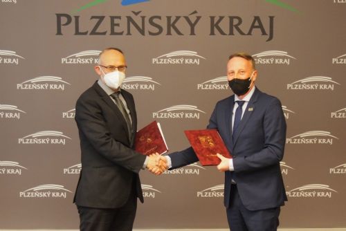 Foto: Plzeňský kraj podepsal smlouvu s novým dopravcem