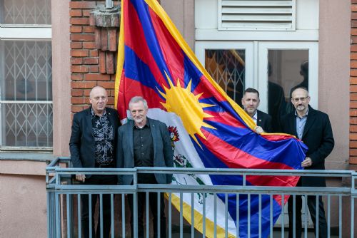 Foto: Plzeňský kraj vyvěsil tibetskou vlajku na budově krajského úřadu