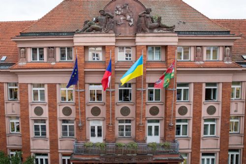 Foto: Plzeňský kraj vyvěsil ukrajinskou vlajku