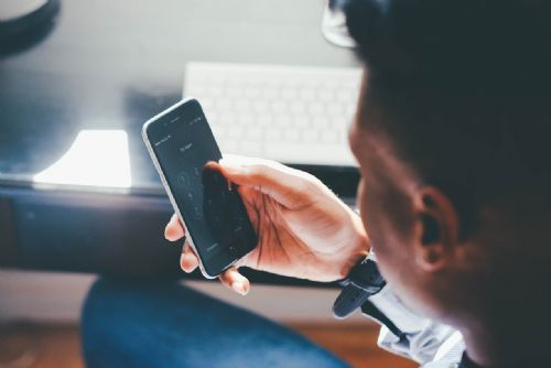 Foto: Plzeňští strážníci mají novinku, s volajícím navážou videopřenos nebo chat