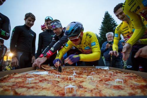 Foto: Po odvetě cyklisti na Giant lize soutěžili v pojídání pizzy