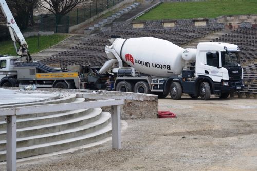 Foto: Pódium lochotínského amfiteátru je v rekonstrukci