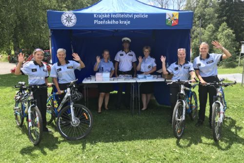 Foto:  Policisté dohlížejí na bezpečnost cyklistů nejen na Šumavě