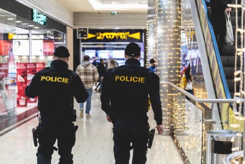 Foto: Policisté hlídají v době adventu Plzeň. Nejen kvůli zlodějům