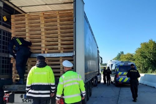 Foto: Policisté se na dálnici D5 u hranic zaměřili tranzitní nelegální migraci a dopravu