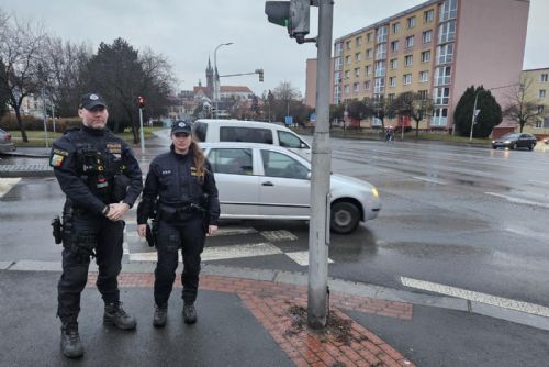 Foto: Policisté v Klatovech zachraňovali ženu na křižovatce