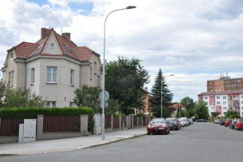 Foto: Polní ulice na Slovanech má nové veřejné osvětlení a chodníky