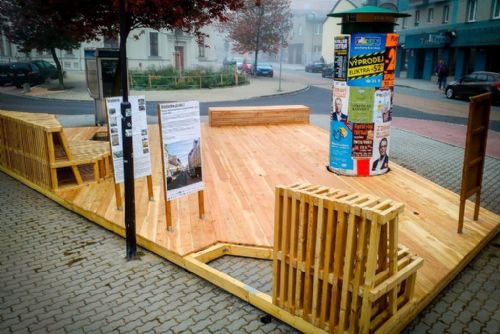 Foto: Populární dřevěné náměstíčko na Kollárce má namále. Rozhodnou radní
