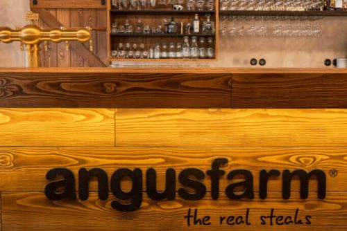 Foto: Požár restaurace Angusfarm v Soběsukách zasáhl i známé šéfkuchaře