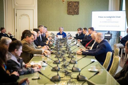 Foto: Právo na nedigitální život. Daniela Kovářová moderovala diskuzi v Senátu