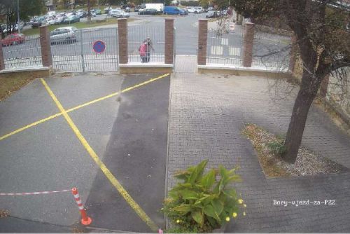 Foto: Před nemocnicí na Borech našli peněženku s 20 tisíci a nechali si ji. Nepoznáte je?