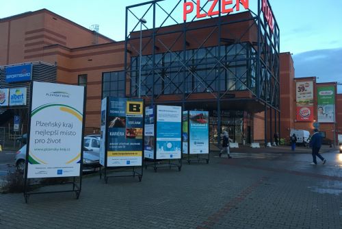 Foto: Před obchodním centrem Plaza v Plzni si můžete najít novou práci