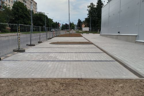 Foto: Před rozestavěnou Alicí na Skvrňanech jsou nová parkovací místa