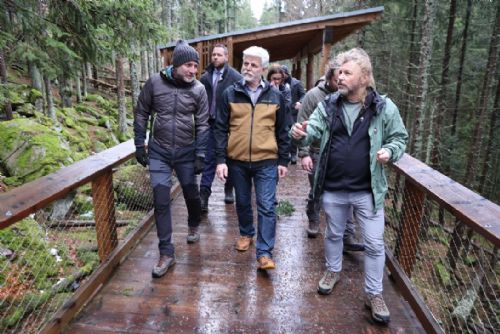 Foto: Prezident Pavel v kraji navštívil pivovar, diskutoval, a prošel se po Šumavě