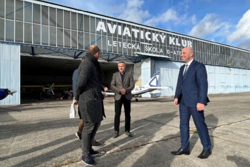 Foto: Primátor a náměstci navštívili Líně, vyslechli odpůrce gigafactory