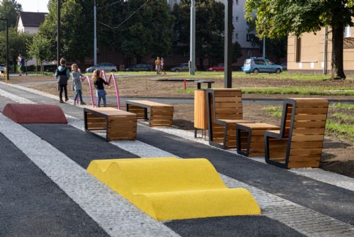 Foto: Prostor k odpočinku před 21. ZŠ v Plzni navrhli sami zdejší školáci