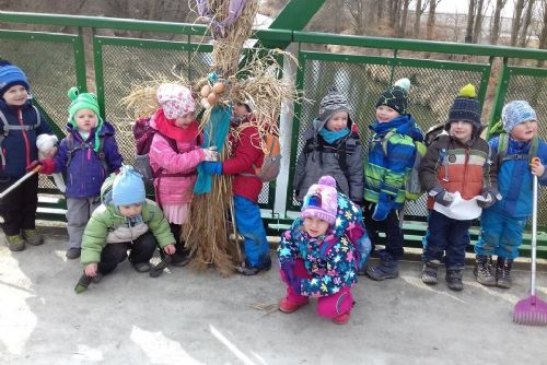 Foto: První jarní den vynesly děti z lesní školky Medvíďata Moranu