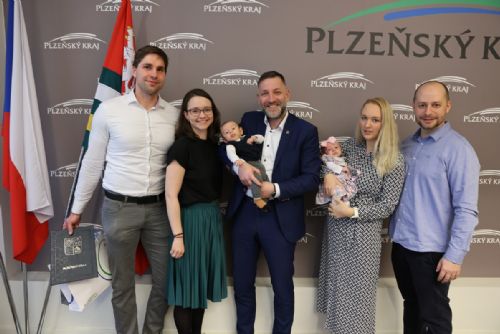 obrázek:První občánci Plzeňského kraje navštívili úřad