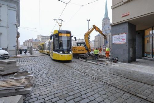 Foto: Rekonstrukce tramvajové trati ve Zbrojnické končí, tramvaje se vrací
