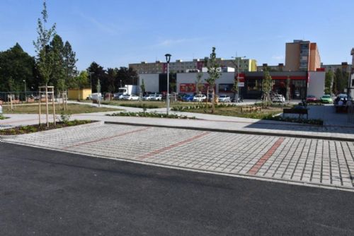 Foto: Rekonstrukce vnitrobloků ve Skvrňanech přinesla zeleň i parkovací místa