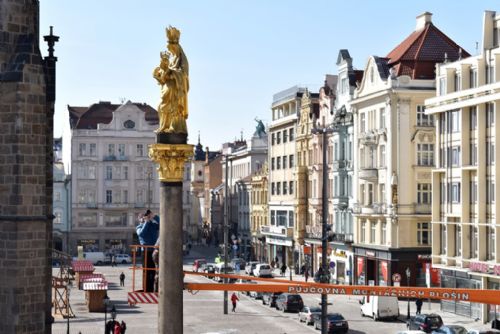 Foto: Restaurátoři provádějí průzkum mariánského sloupu na náměstí v Plzni